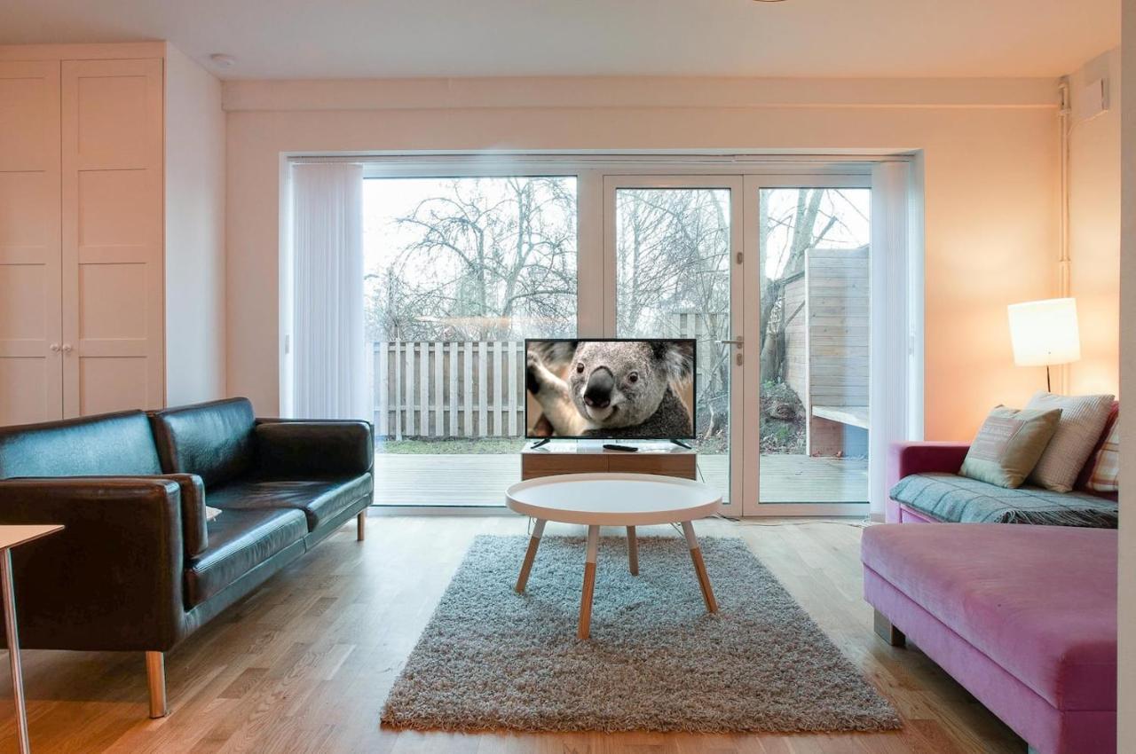 הוילה סולנטונה Townhouse On Arlanda Stockholm Metro Line - Easy Checkin מראה חיצוני תמונה