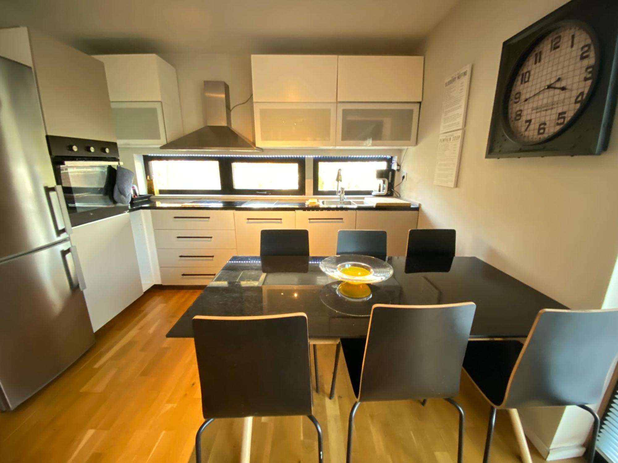 הוילה סולנטונה Townhouse On Arlanda Stockholm Metro Line - Easy Checkin מראה חיצוני תמונה